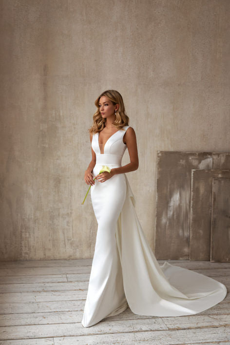Sexy V-Neck Sleeveless Tail Wedding Dress Long Dress
